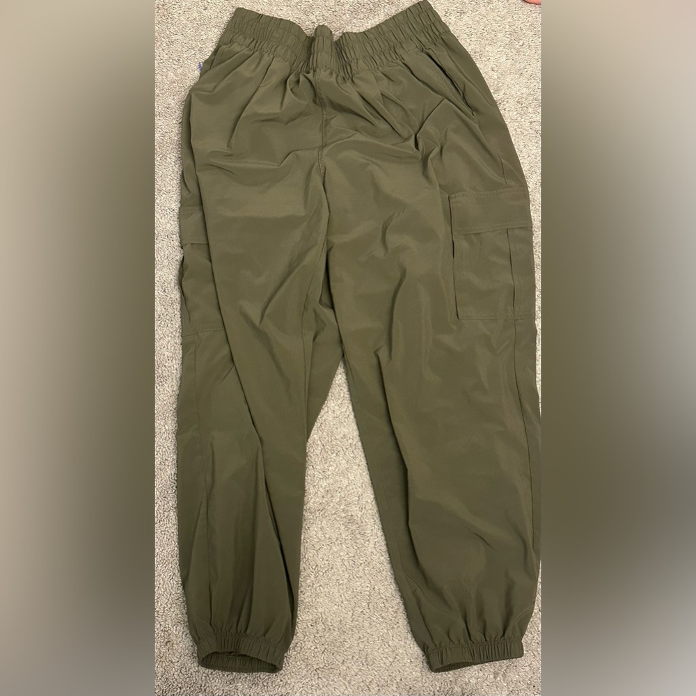 Vuori Women’s Olive Green Villa Cargo Pants size L